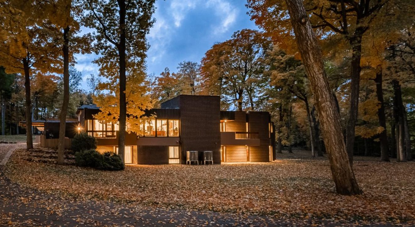 Ce luxueux manoir de Montréal vous fera rêver par ses nombreuses pièces spéciales