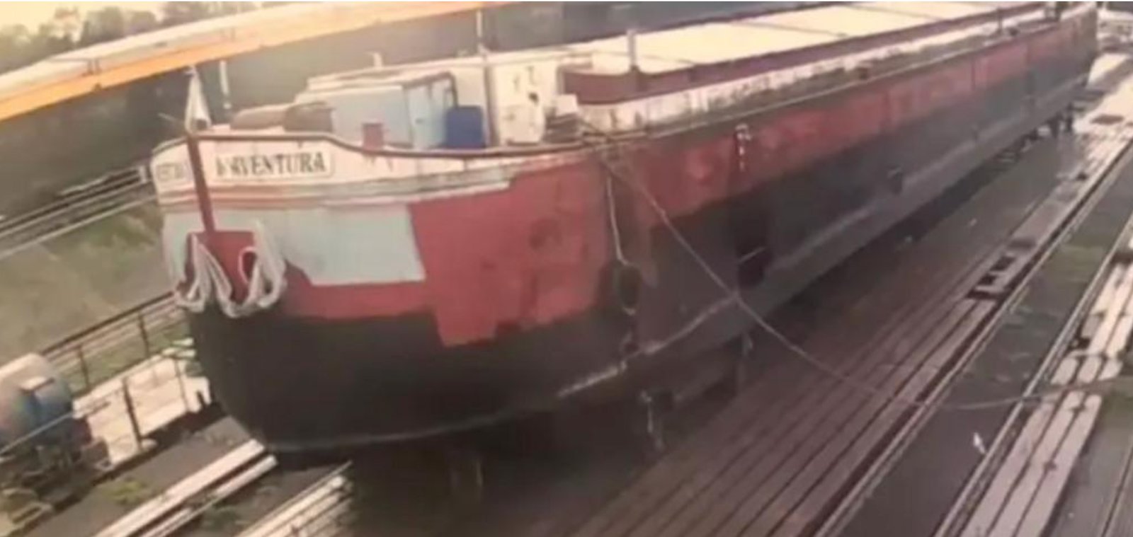 Un couple transforme un vieux bateau cargo en magnifique maison 