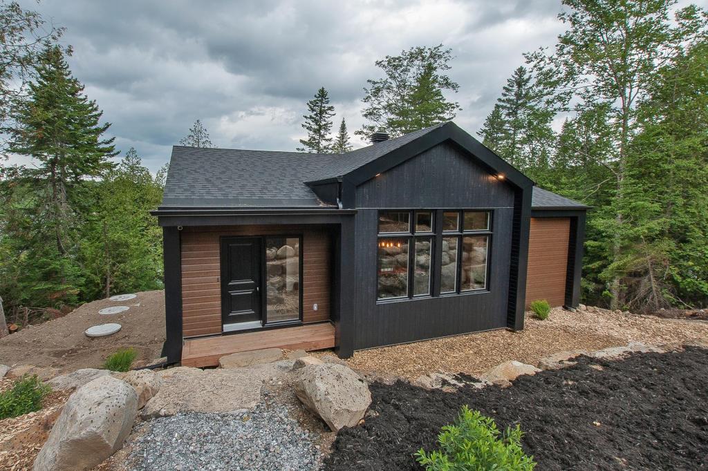 Tout inclus, tout meublé! Magnifique gîte contemporain surplombant un lac sur un terrain 210 503 pi²