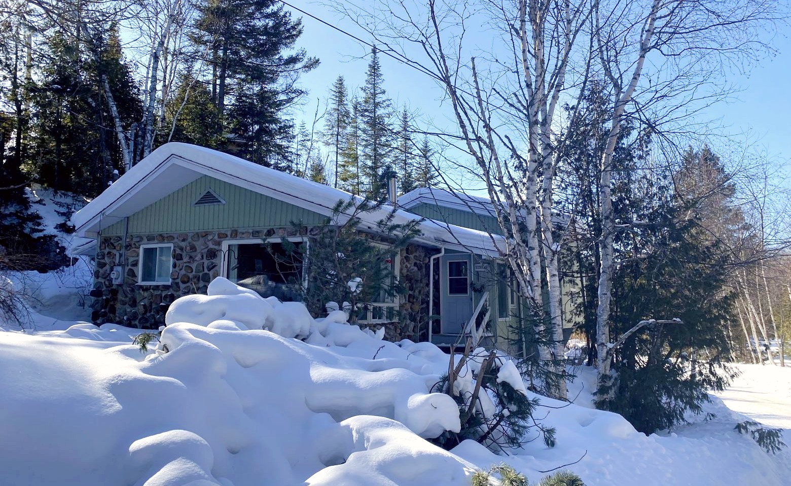 Plaisir et détente vous attendent dans ce domaine naturel de 277 252 pi² incluant 2 lacs