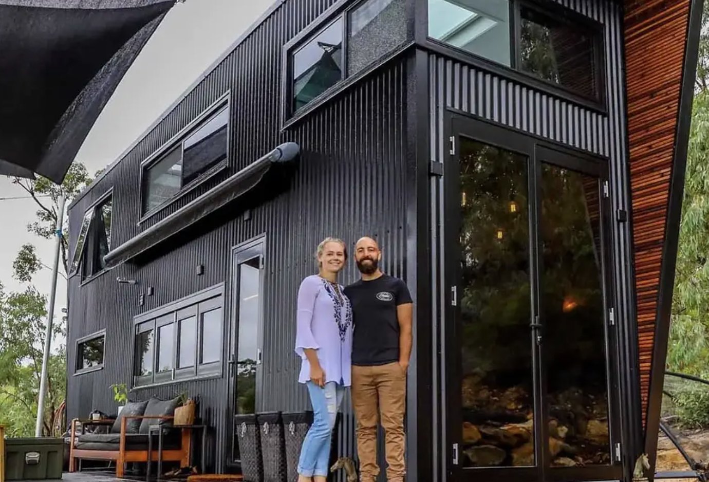 Admirez la magnifique minimaison construite par une couple dans les montagnes