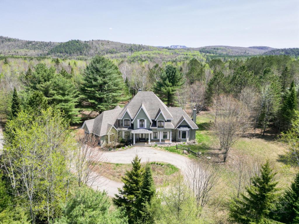 Paradis boisé de 129 434 pi² et une vaste maison de 22 pièces qui a tout pour vous combler