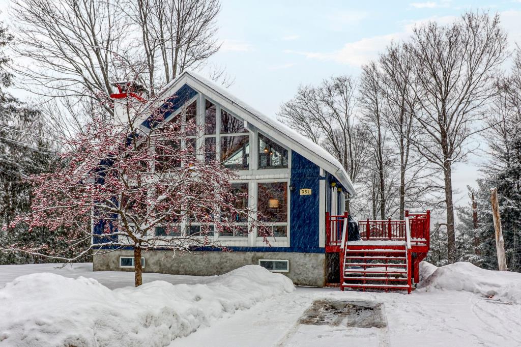 Pour 299 900$, faites l'acquisition d'un sympathique pied-à-terre à distance de marche du centre-ville de Saint-Sauveur