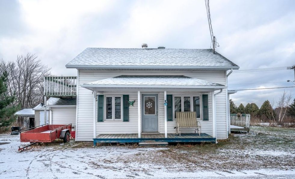 Maisonnette de campagne sise sur un grand terrain de 22 048 pi² à vendre pour 84 900$