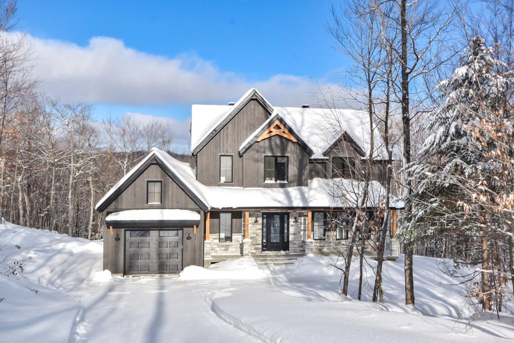 Beauté contemporaine paisiblement nichée au cœur de la forêt laurentienne
