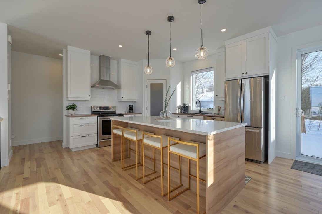 Bungalow de 2021 avec une grande aire ouverte, 4 chambres à coucher, une superbe cuisine et 2 salles de bains