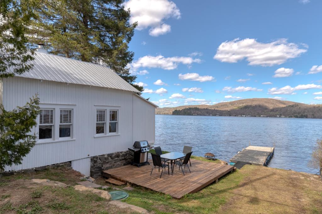 Coquet chalet à petit prix en bordure d'un lac navigable