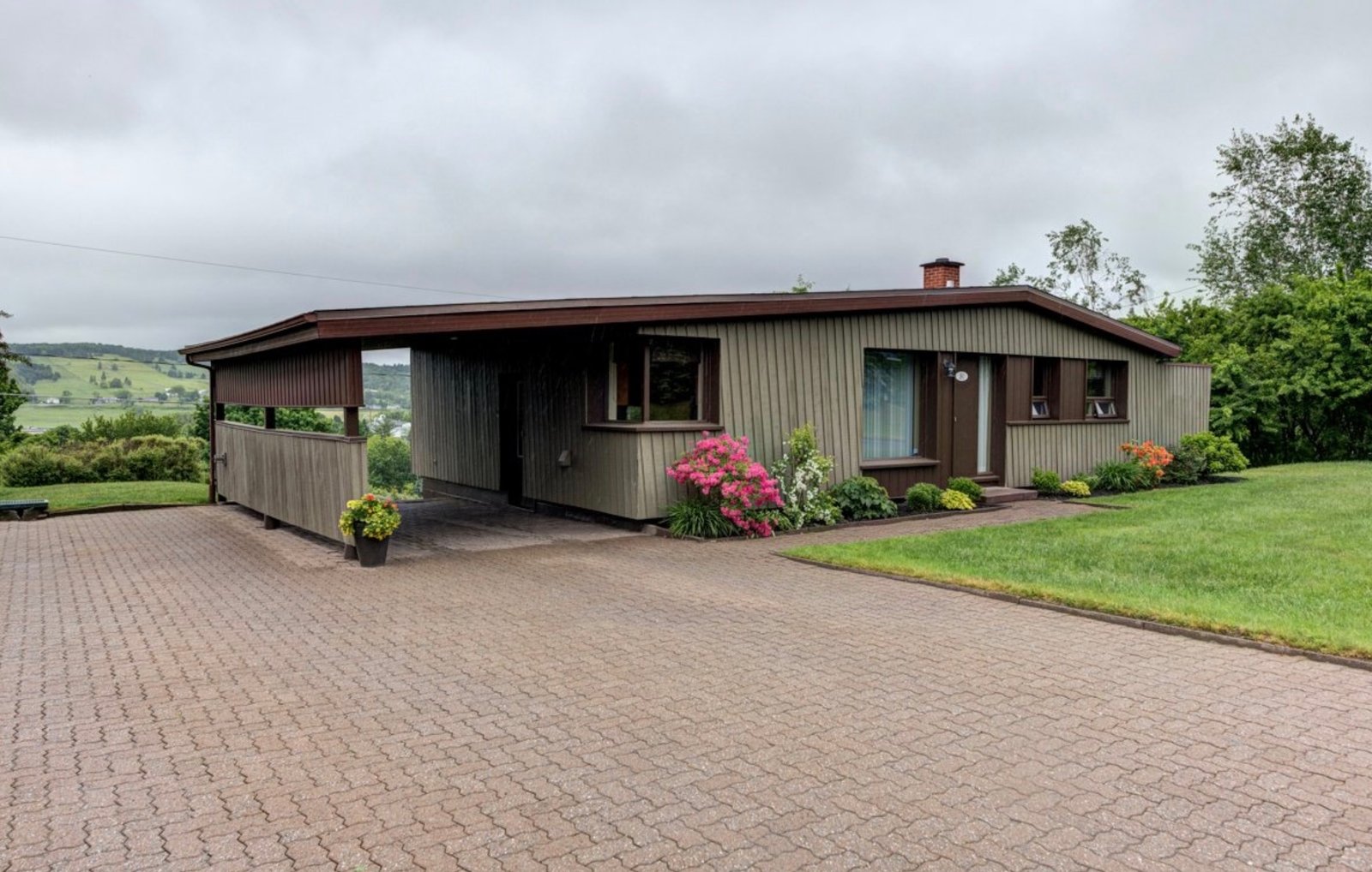 Elle vous offre un intérieur impeccable, 3 chambres à coucher et un prix de vente de 289 000 $
