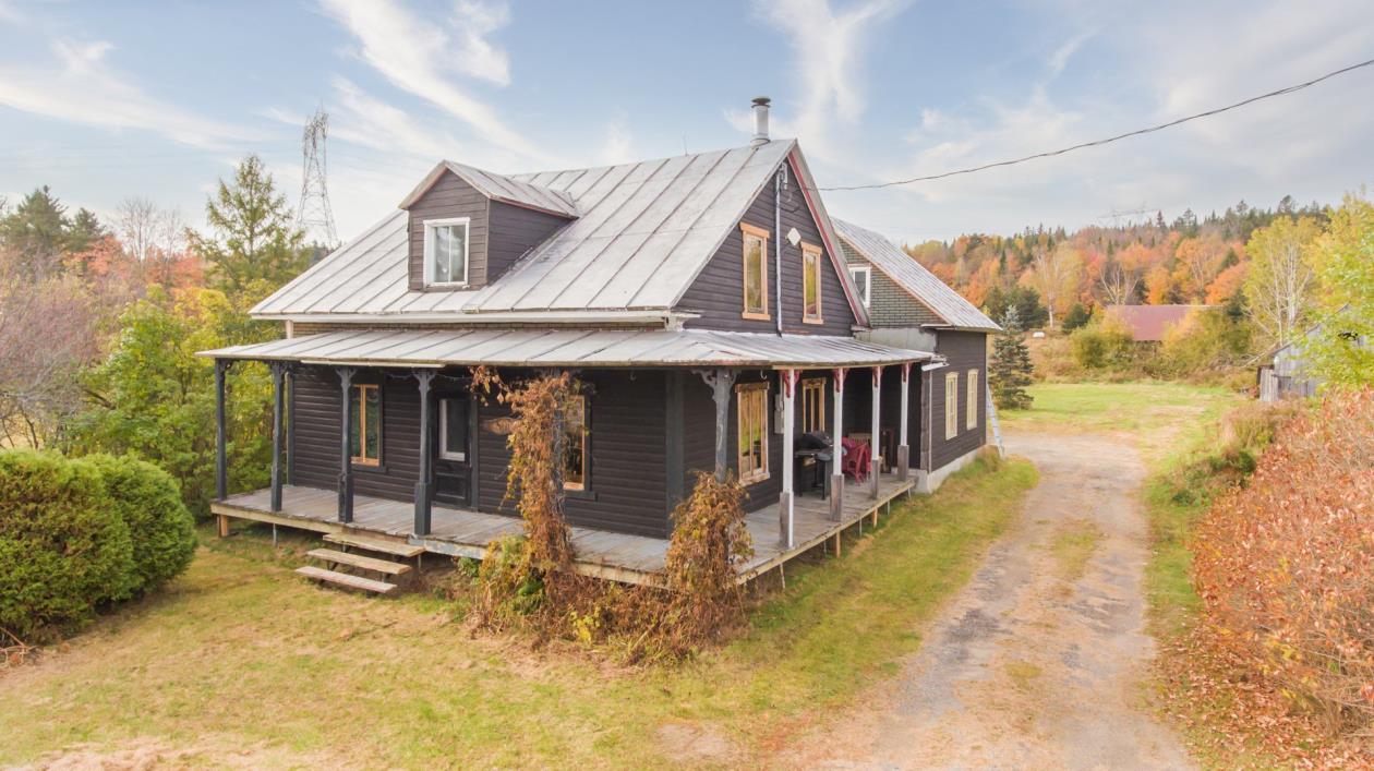 Beauté ancestrale à 134 900$ au cachet unique sise sur immense terrain bucolique avec vue sur la rivière