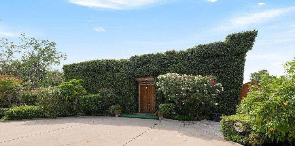 Qui achètera cette propriété unique qui est à vendre depuis un peu plus d'un an?