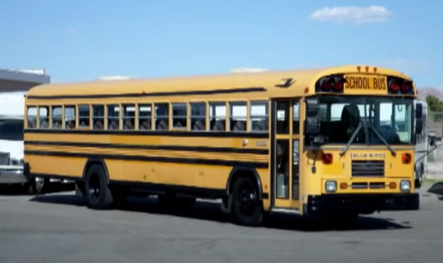 Il transforme un vieil autobus scolaire en luxueuse minimaison