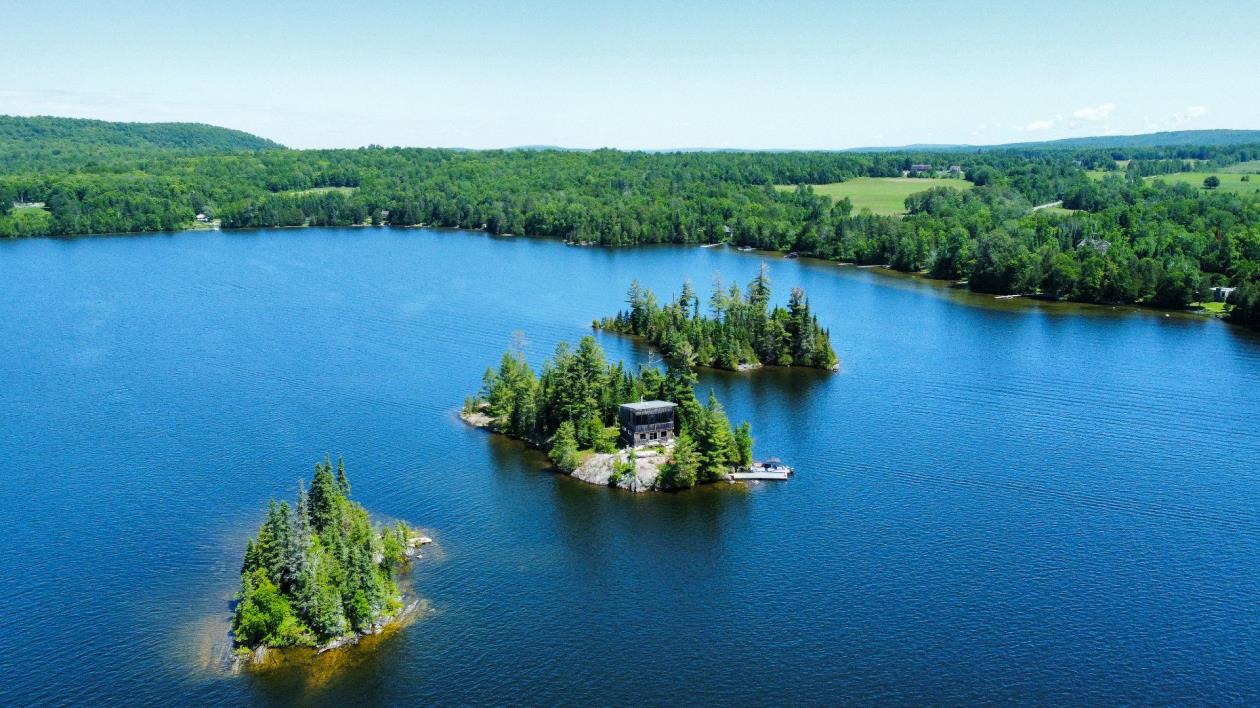 Grand chalet de 2 étages érigé sur une île privée dans un secteur digne d'une carte postale