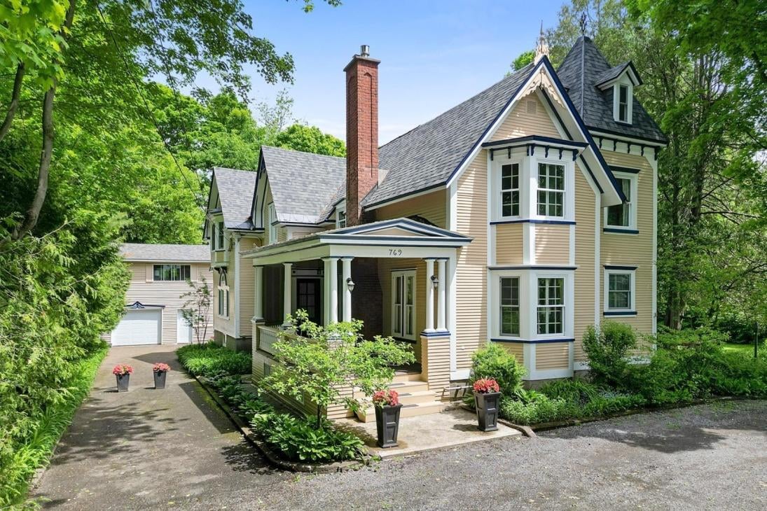 Charme ancestral et loft moderne : une beauté rénovée avec soin