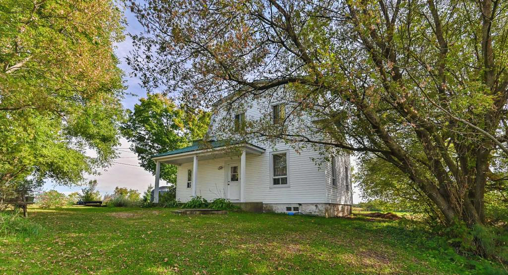 Belle d'autrefois aux chaleureuses boiseries à vendre pour 349 900 $