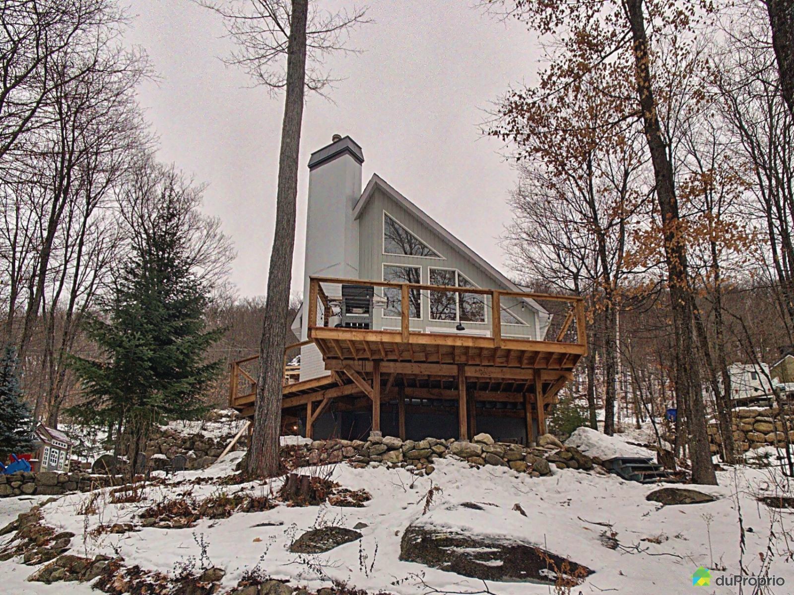 Splendide chalet meublé avec un intérieur au goût du jour situé à flanc de montagne 