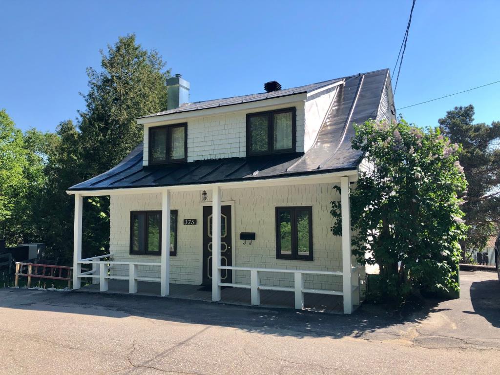 Libre rapidement! Belle ancestrale de 4 chambres et 2 salles de bain à vendre pour 135 000$