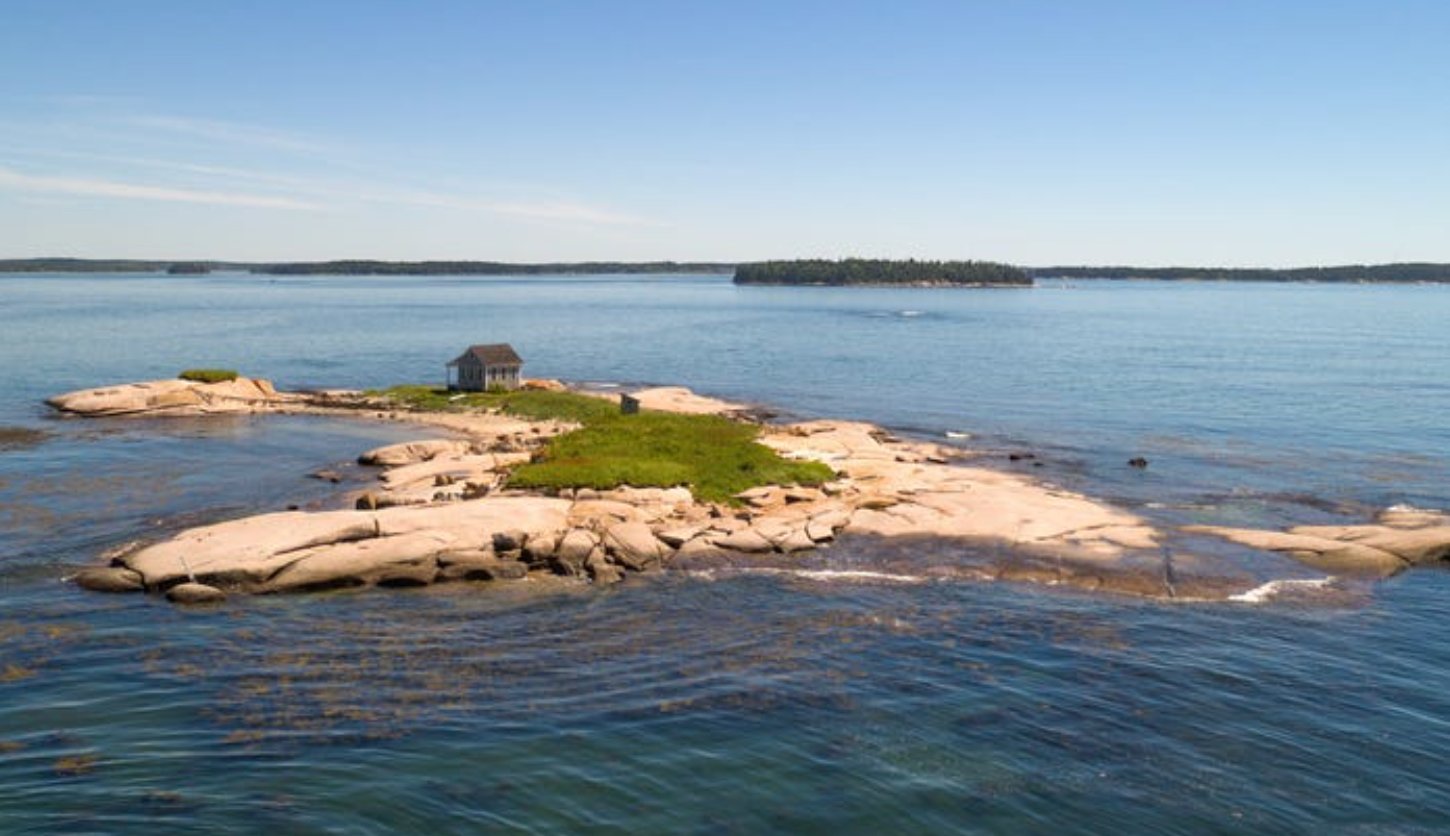 Une maison sur une île privée est actuellement en vente, mais il y a une importante condition à respecter