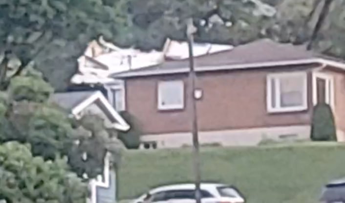 Une maison complètement effondrée à cause d'un glissement de terrain. 