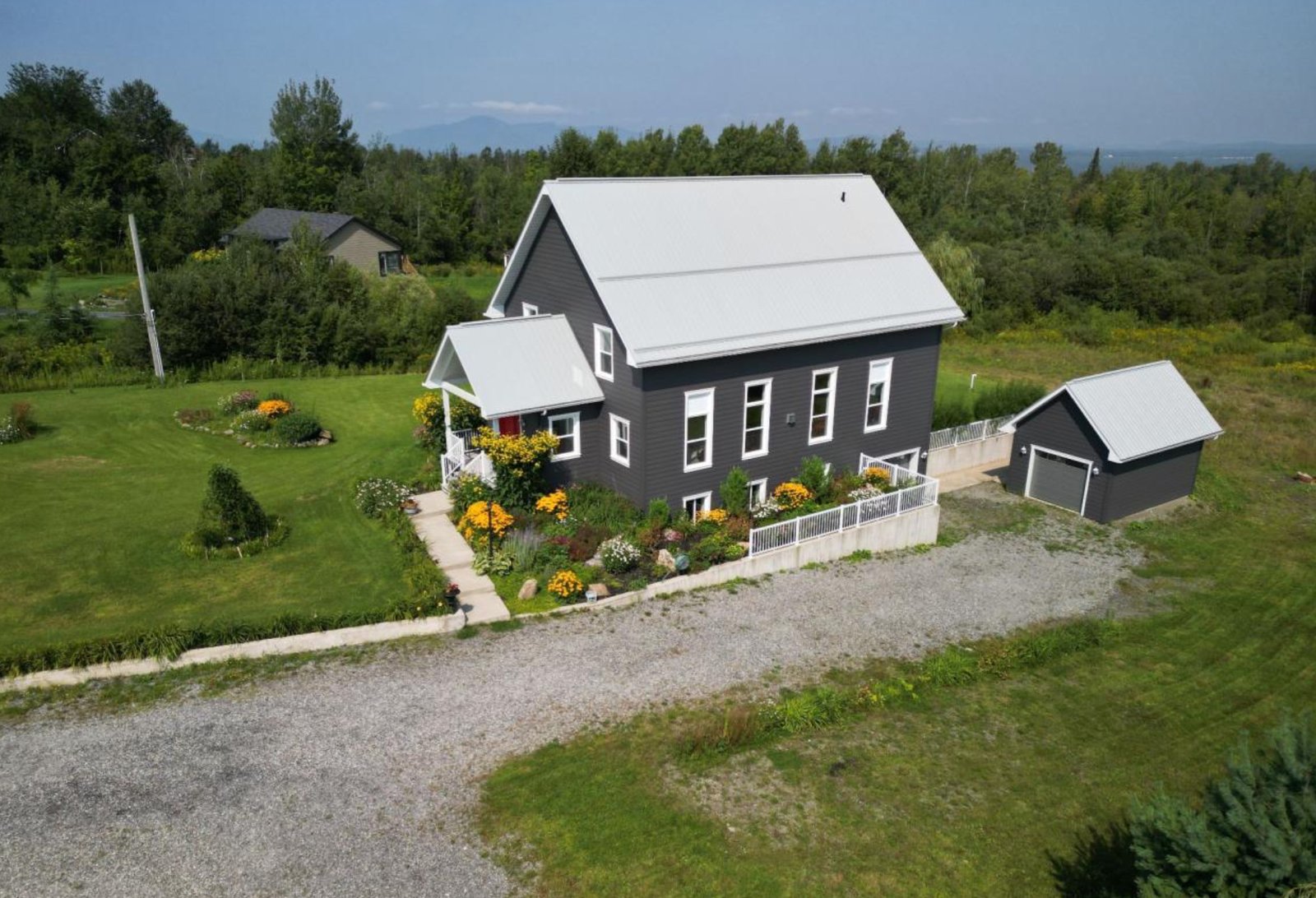 Cette maison saura vous charmer par son cadre idyllique et son intérieur impeccable.