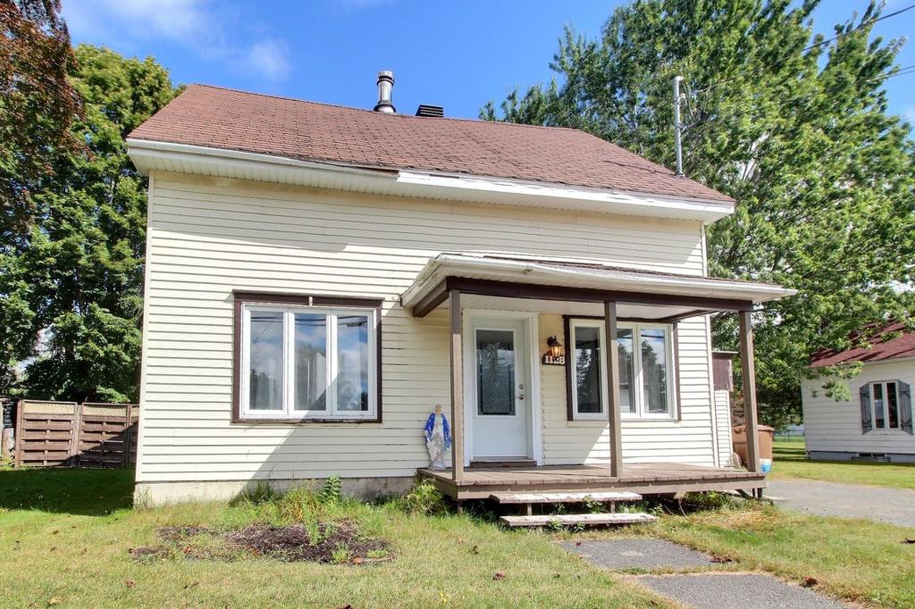 Lumineuse et tout près des services! Maisonnette rénovée à vendre pour 125 000$