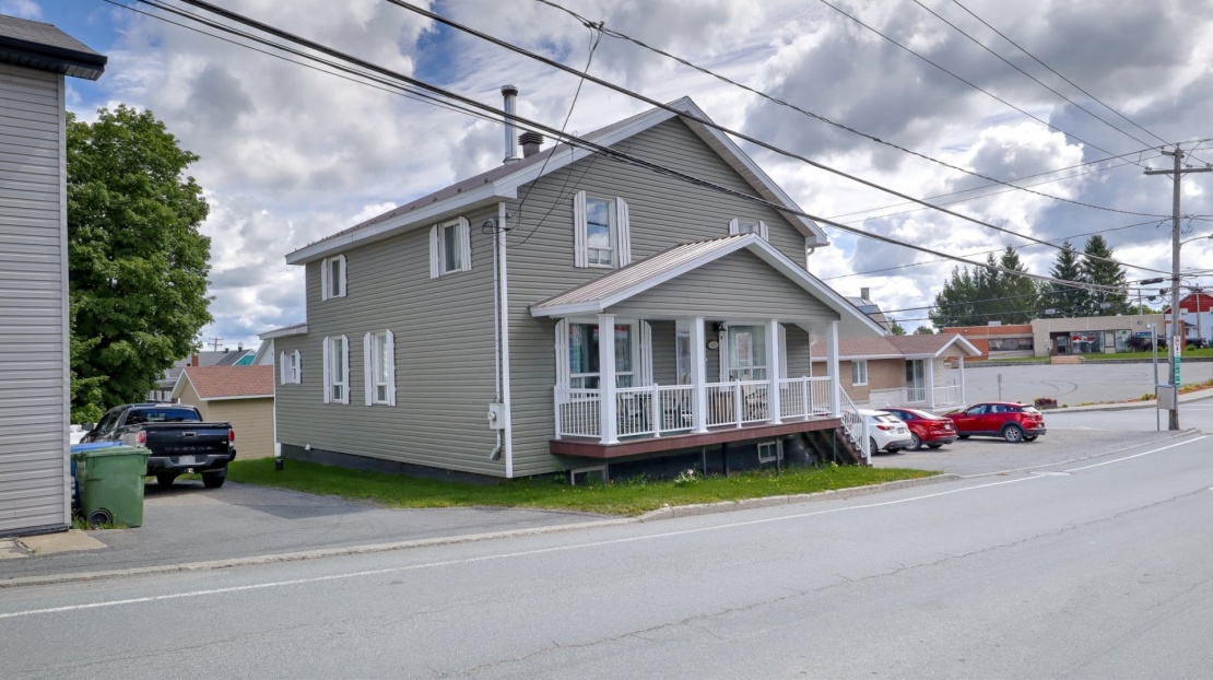 Charmante maison de 6 chambres à coucher à vendre pour moins de 110 000$