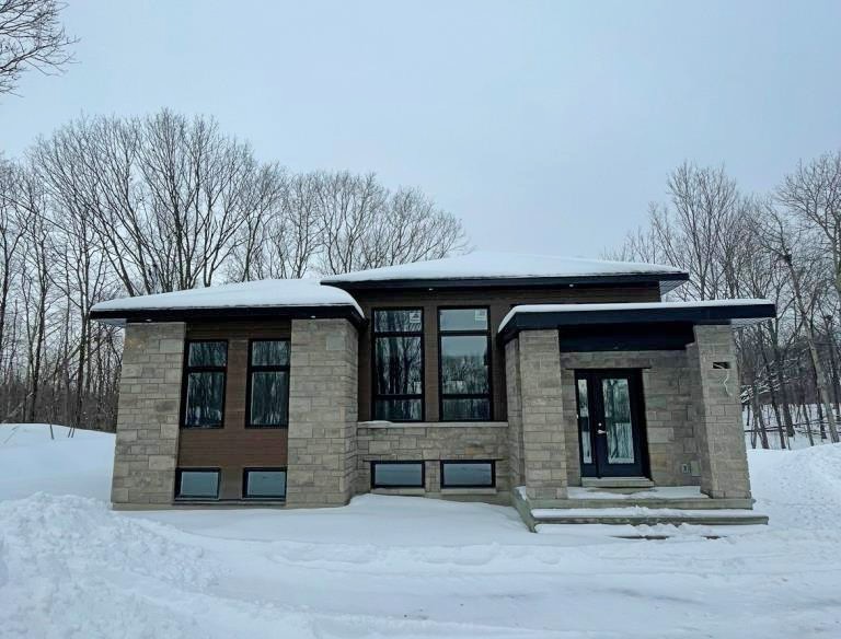 Tout nouveau, tout beau! Plain-pied aux finitions contemporaines sis dans un secteur en demande 