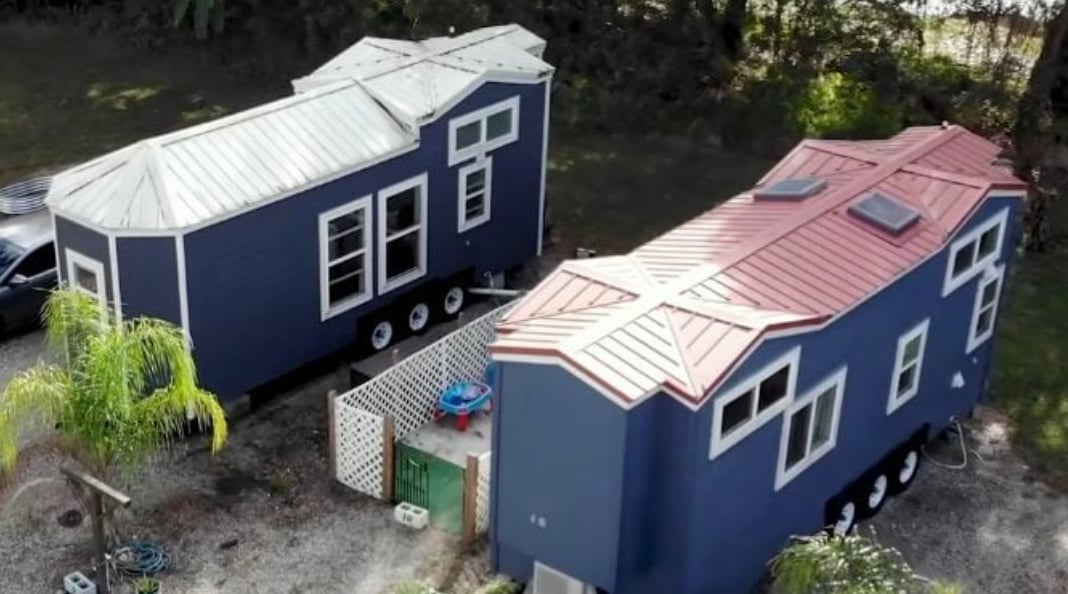 Deux soeurs deviennent voisines dans de jolies mini-maisons