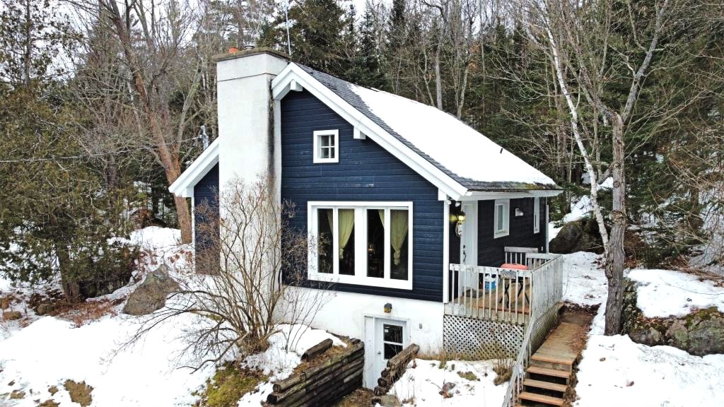 Sympathique maison meublée à 169 000$ dans un secteur enchanteur des Laurentides