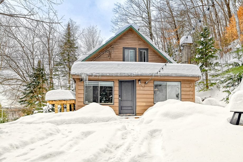 Chaleureux intérieur tout confort, vue sur le lac et les montagnes: c'est ce qui vous attend dans cette maisonnette à 239 000$