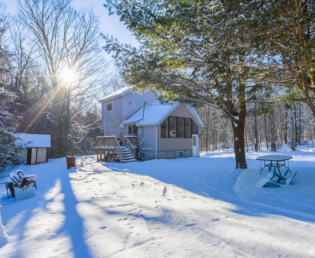 Cocon douillet sur un grand lot boisé de 145 093 pi² à vendre pour 139 000$