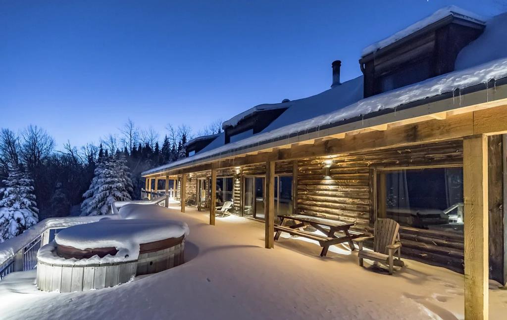 Refuge rustique-chic isolé en forêt sur un lot de 339 160 pi² avec vue majestueuse sur le fleuve
