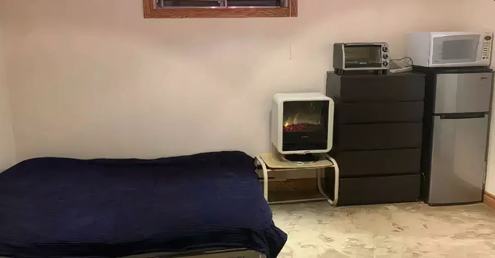 Paieriez-vous 900 $ pour louer ce sous-sol avec la « cuisine » dans la chambre ?
