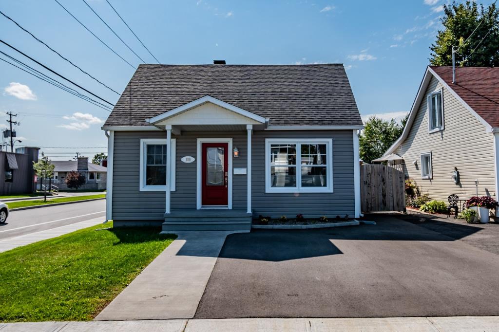 Maisonnette à 215 000$ impeccablement charmante et entièrement rénovée au goût du jour