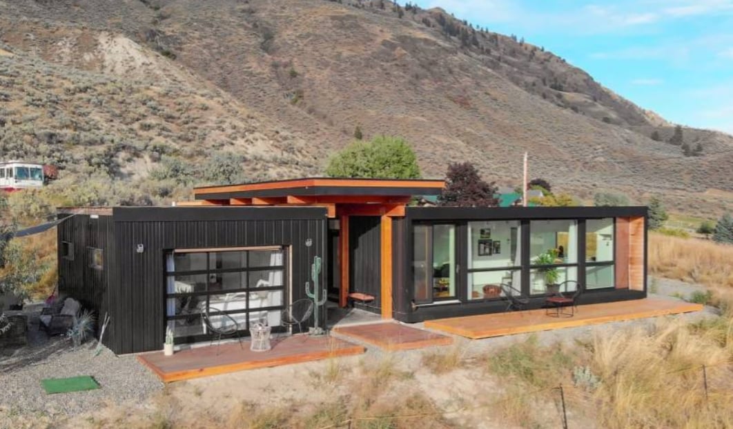 Cette maison est fabriquée à partir de conteneurs d'expédition et l'intérieur surprend 