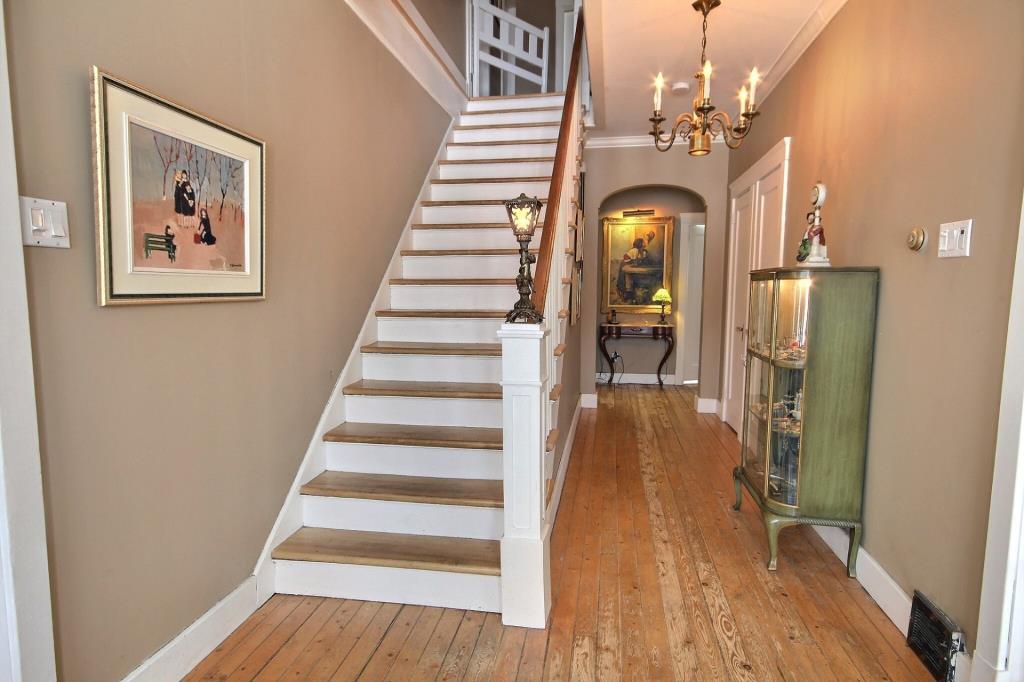 Entrez voir ce ravissant cottage à 199 000$ décrit comme l'un des plus beaux du secteur avec ses boiseries d'origine