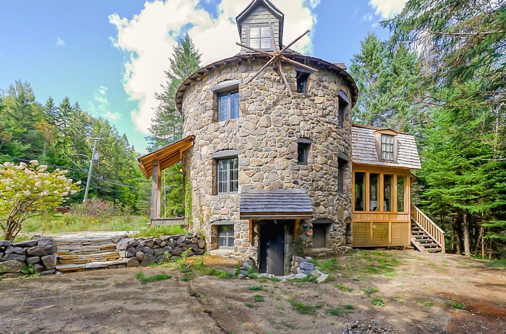 Fascinante maison-moulin dotée d'un intérieur plein de cachet et sise en bordure d'un ruisseau propice à la baignade