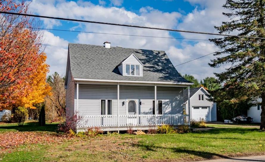 Charmant logis de 5 chambres à 194 900$ situé sur un grand terrain sans voisins arrière