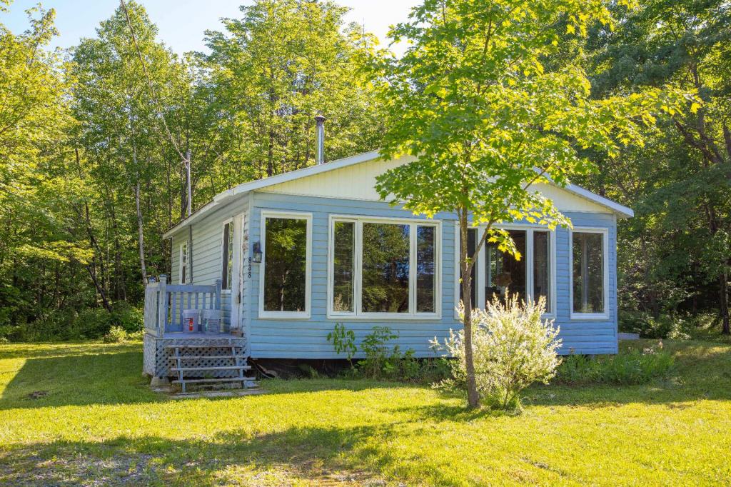 Joli bijou rustique à 85 000 $ idéal pour profiter de la nature à l'état pur