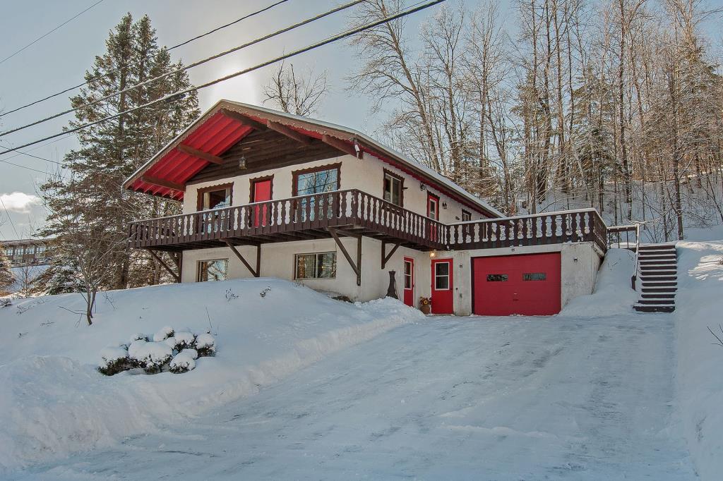 Le charme d'un chalet suisse dans un environnement typiquement laurentien: une propriété toute meublée à vendre!