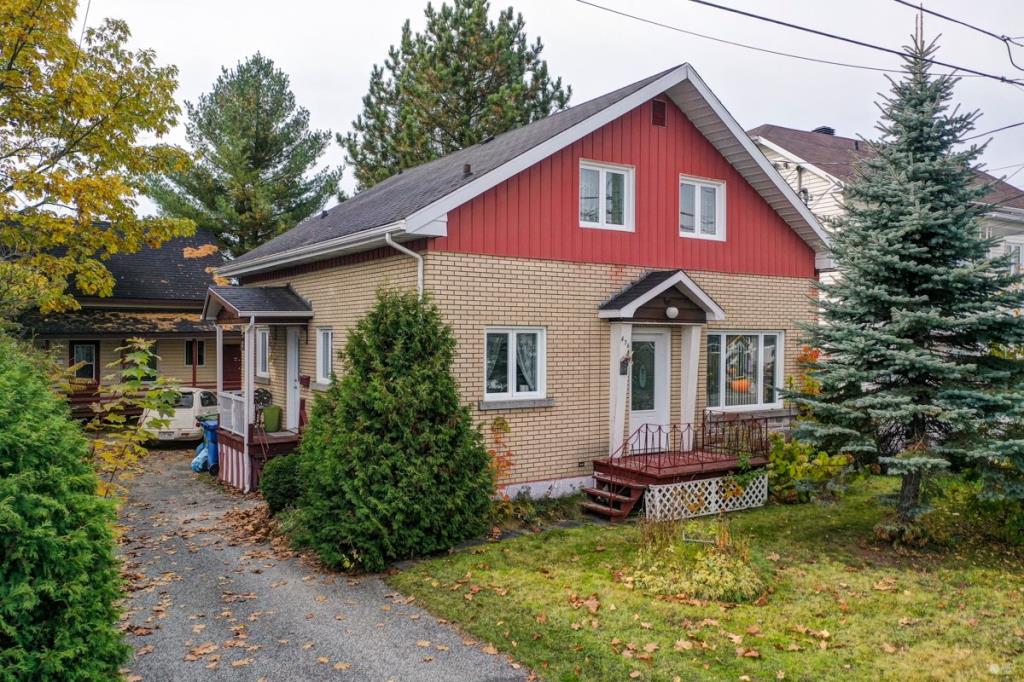 Cottage de 4 chambres avec 2e maisonnette offrant de multiples possibilités à vendre pour 139 000$