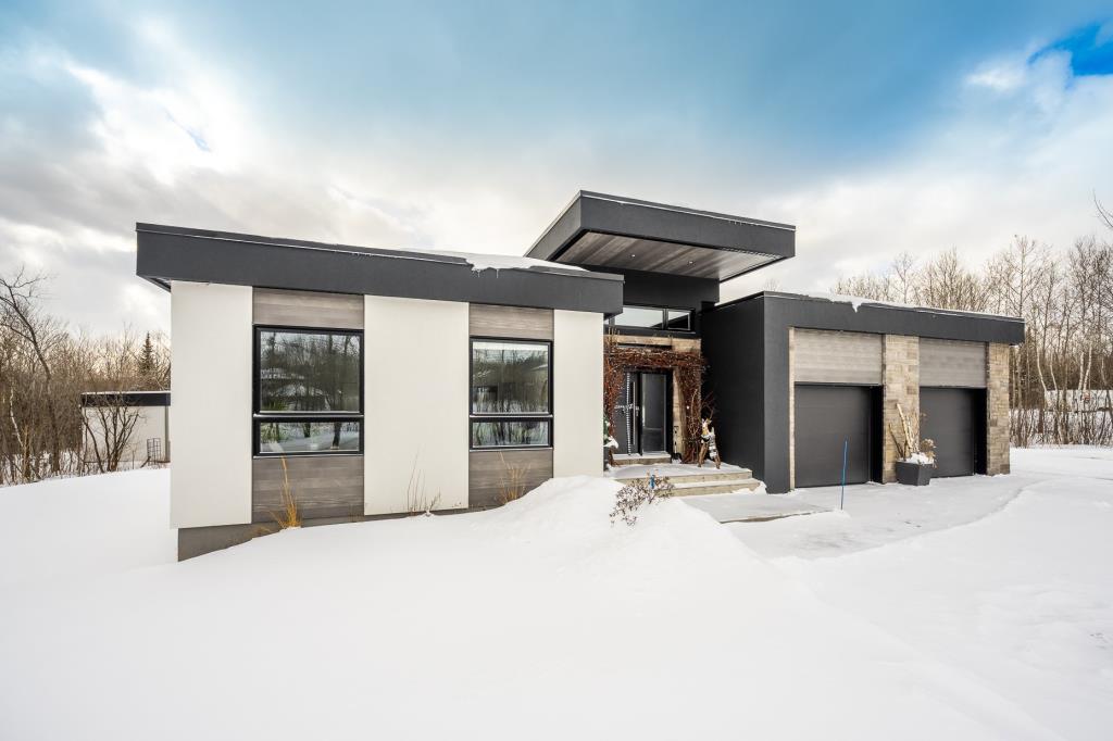 Bijou contemporain doté de 18 spacieuses pièces, sis sur terrain de 367 885 pi² et à proximité des services