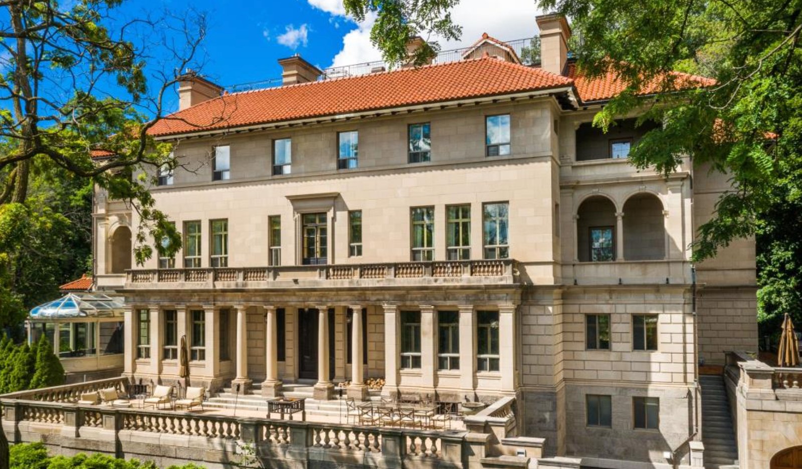 Ce luxueux manoir est en vente au beau milieu du centre-ville de Montréal