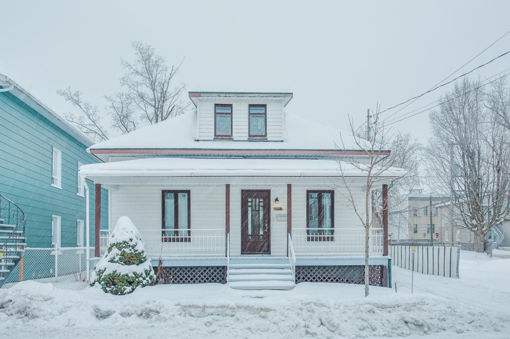 Coquet et bien plus spacieux qu'il en a l'air, ce cottage rénové en plein coeur des services se vend 194 900$