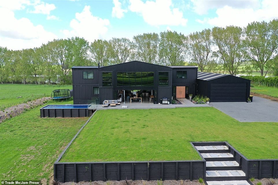 Surprenante maison construite avec 12 conteneurs d’expédition