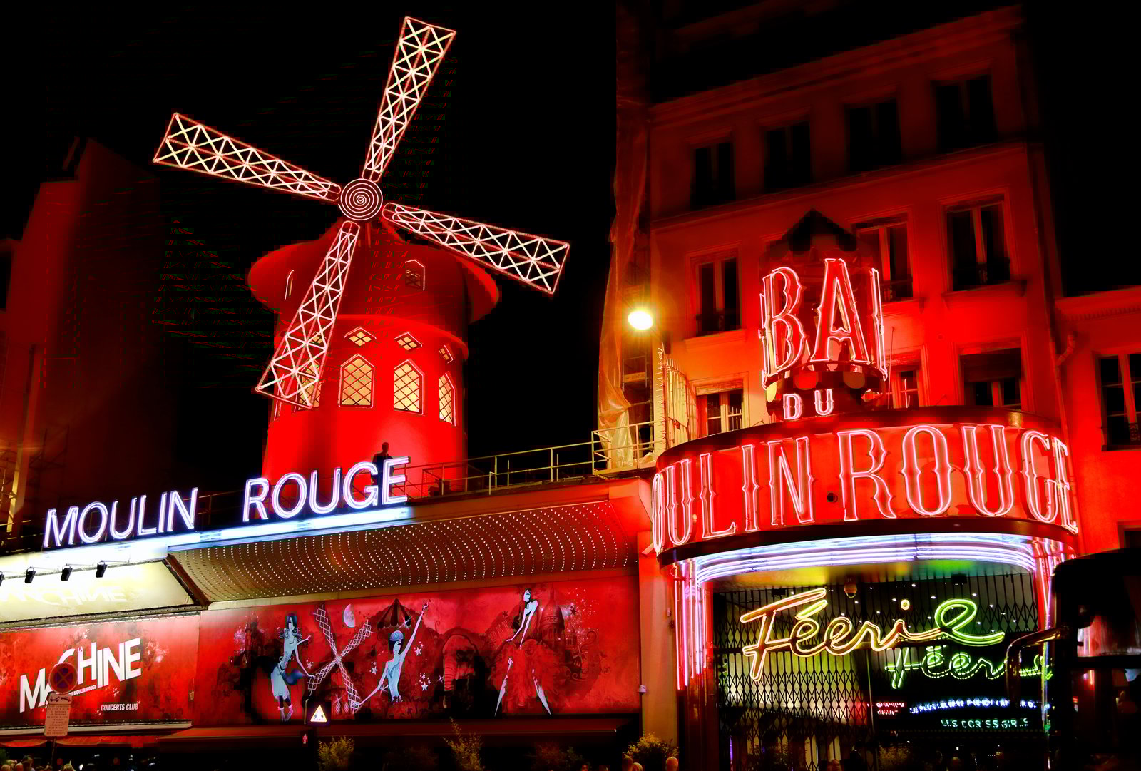 Vous pouvez maintenant louer le toit du Moulin Rouge et y dormir pour moins de 3 $ la nuit