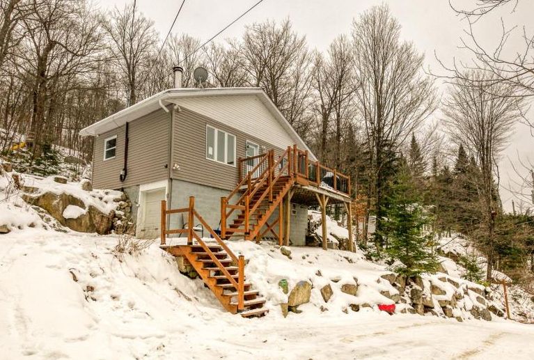 Coquet plain-pied à 1 hr de Montréal vendu presque tout meublé et équipé pour 185 000$ 