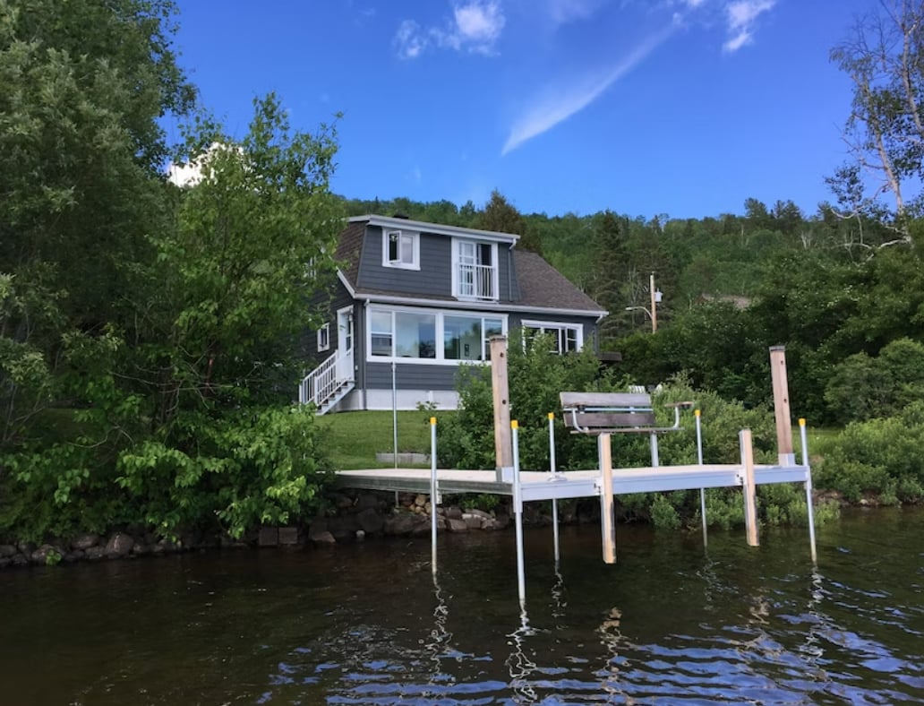 Des escapades de rêve vous attendent dans ce splendide chalet meublé au bord d'un lac