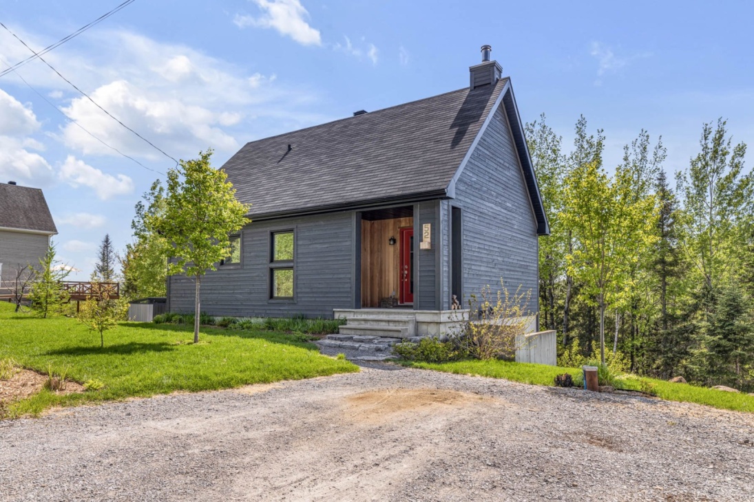 Impressionnante propriété de 349 000 $ à l'intérieur chaleureux et au goût du jour