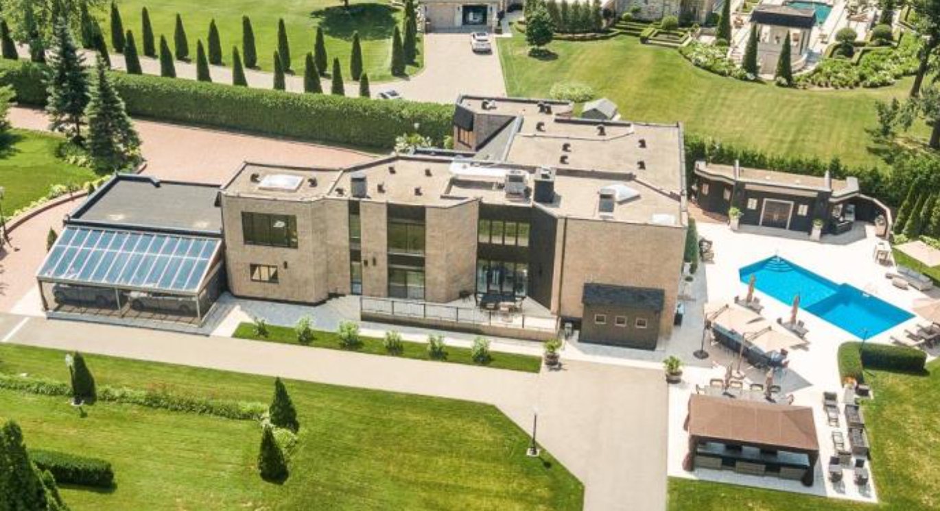 Cette maison de Laval possède sa propre plage privée et est présentement à vendre