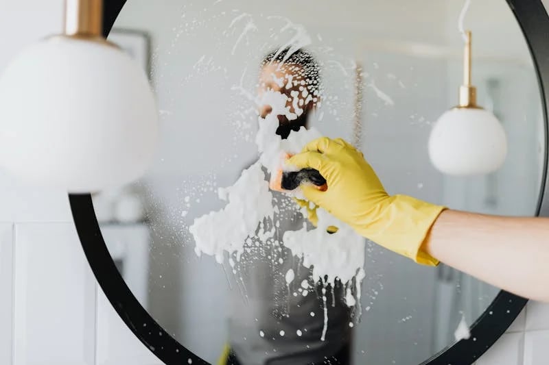 7 astuces pour nettoyer votre salle de bain sans avoir à frotter pendant des heures